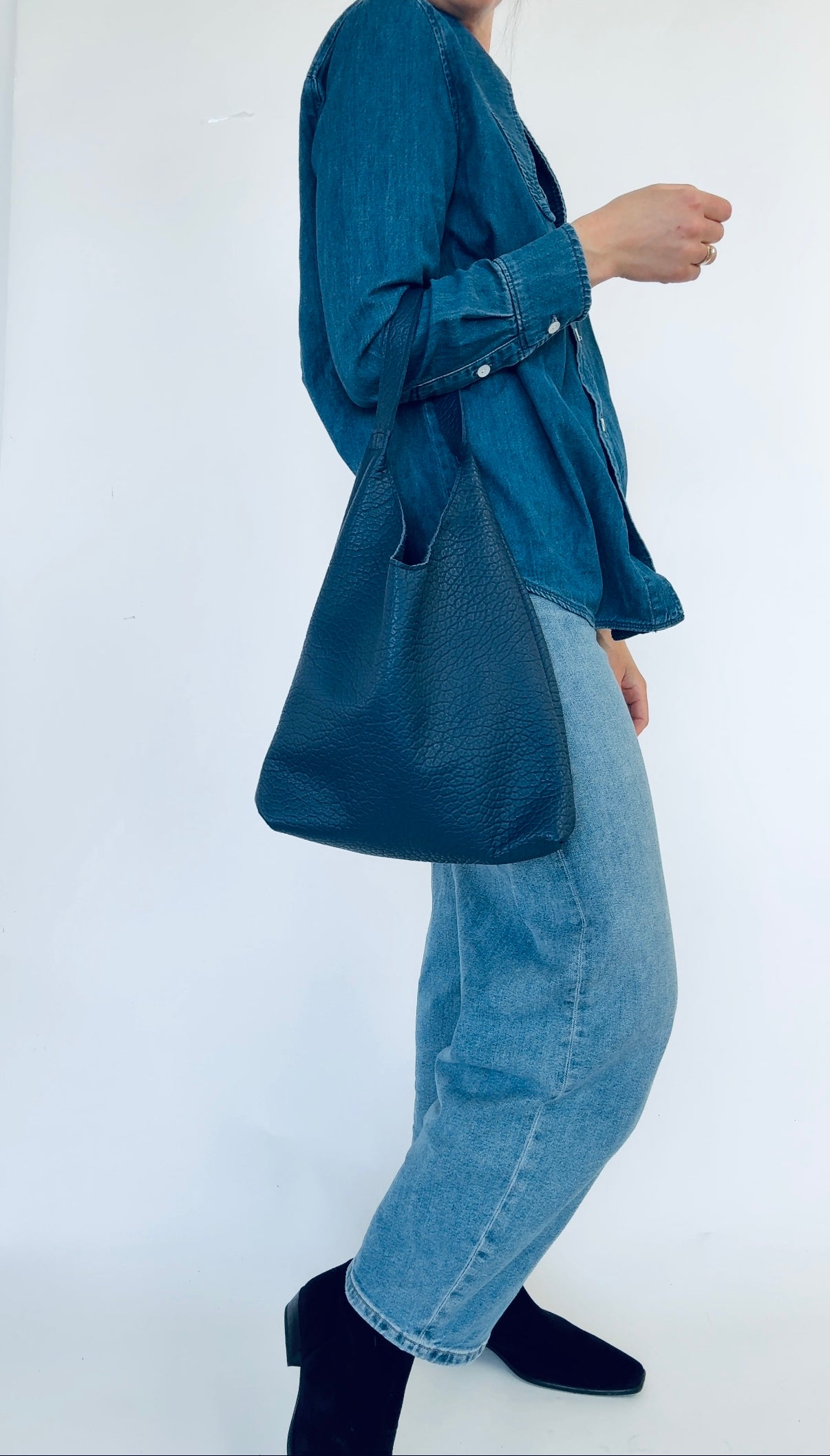 BRUNA SHOULDER BAG | PEBBLED NAVY