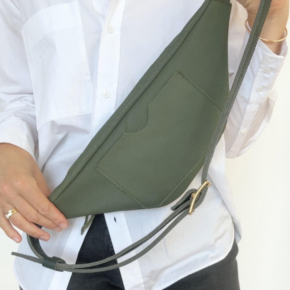 CROSSBODY BAGS
